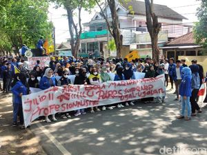 Massa PMII Sumenep Unjuk Rasa Bentangkan Spanduk Percuma Lapor Polisi Massa PMII Sumenep Unjuk Rasa Bentangkan Spanduk Percuma Lapor Polisi