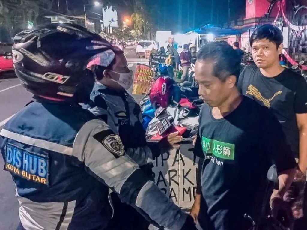 Viral Parkir Liar Alun-alun Kota Blitar Mahal, Kadishub Minta Pelaku Difoto Viral Parkir Liar Alun-alun Kota Blitar Mahal, Kadishub Minta Pelaku Difoto