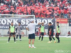 Ribuan Kacong Mania Padati Tribun SGB Tonton Latihan Perdana Madura United