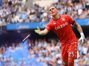 Kiper Aston Villa Diserang Fans di Pesta Juara Manchester City