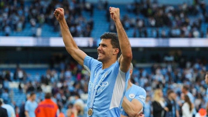 MANCHESTER, ENGLAND - MAY 22: Rodri of Manchester City scores a goal to make it 2-2 during the Premier League match between Manchester City and Aston Villa at Etihad Stadium on May 22, 2022 in Manchester, United Kingdom. (Photo by Robbie Jay Barratt - AMA/Getty Images)