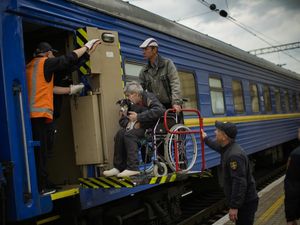 Saat Lansia Dievakuasi dari Zona Perang Ukraina