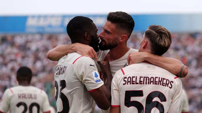 REGGIO NELLEMILIA, ITALY - MAY 22: Olivier Giroud of AC Milan celebrates after scoring his teams second goal with team mates during the Serie A match between US Sassuolo and AC Milan at Mapei Stadium - Citta del Tricolore on May 22, 2022 in Reggio nellEmilia, Italy. (Photo by Sportinfoto/vi/DeFodi Images via Getty Images)