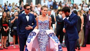 Momen Sharon Stone Hampir Gagal Show Off di Karpet Merah Cannes