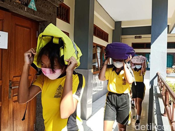 Keriuhan Siswa SD di Bali Saat Simulasi Hadapi Gempa