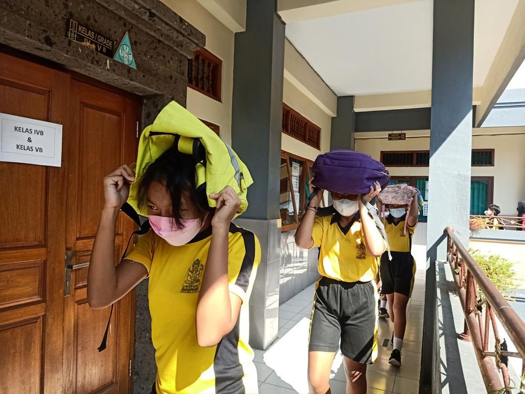 Siswa SD di Denpasar Ikuti Simulasi Gempa Bumi, Komang: Seru Juga