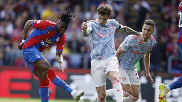 Soccer Football - Premier League - Crystal Palace v Manchester United - Selhurst Park, London, Britain - May 22, 2022 Crystal Palace's Wilfried Zaha scores their first goal Action Images via Reuters/John Sibley EDITORIAL USE ONLY. No use with unauthorized audio, video, data, fixture lists, club/league logos or 'live' services. Online in-match use limited to 75 images, no video emulation. No use in betting, games or single club /league/player publications.  Please contact your account representative for further details.
