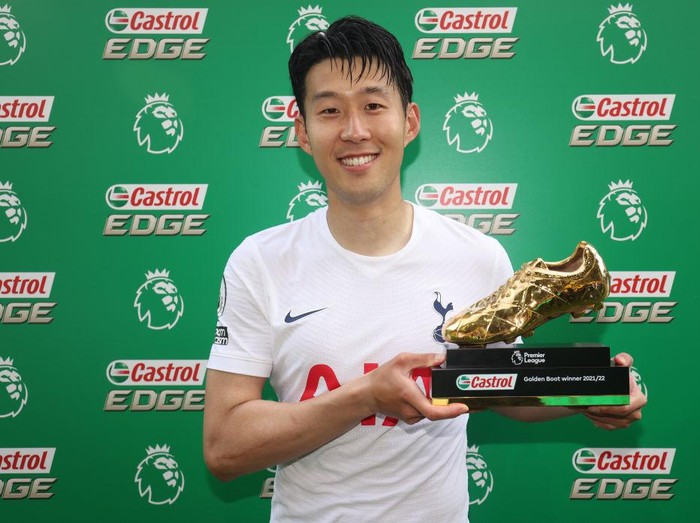 NORWICH, ENGLAND - MAY 22: Heung-Min Son of Tottenham Hotspur with the Premier League Golden Boot award following the Premier League match between Norwich City and Tottenham Hotspur at Carrow Road on May 22, 2022 in Norwich, England. (Photo by Tottenham Hotspur FC/Tottenham Hotspur FC via Getty Images)