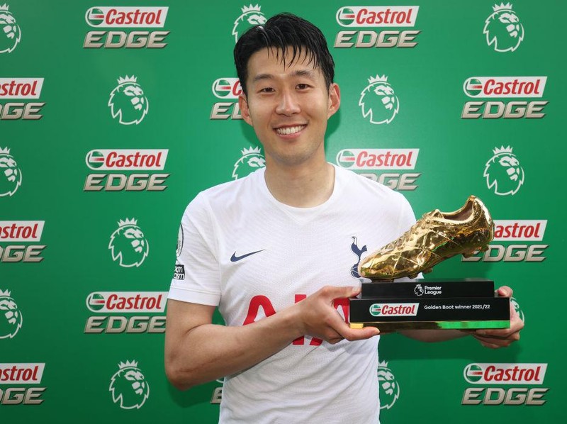 NORWICH, ENGLAND - MAY 22: Heung-Min Son of Tottenham Hotspur with the Premier League Golden Boot award following the Premier League match between Norwich City and Tottenham Hotspur at Carrow Road on May 22, 2022 in Norwich, England. (Photo by Tottenham Hotspur FC/Tottenham Hotspur FC via Getty Images)