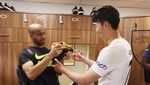 Foto: Son Vs Salah, Beda Ekspresi Terima Sepatu Emas Liga Inggris