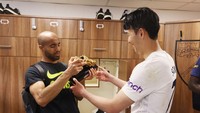 Son bangga sekali dengan Sepatu Emasnya. Foto: Tottenham Hotspur FC via Getty I/Tottenham Hotspur FC