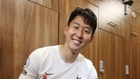Senyum lebar terus Son pamerkan dengan Sepatu Emasnya itu. Foto: Tottenham Hotspur FC via Getty I/Tottenham Hotspur FC