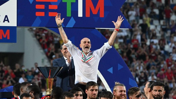 REGGIO NELLEMILIA, ITALY - MAY 22: Stefano Pioli, Manager of AC Milan celebrates after their side finished the season as Serie A champions during the Serie A match between US Sassuolo and AC Milan at Mapei Stadium - Citta del Tricolore on May 22, 2022 in Reggio nellEmilia, Italy. (Photo by Chris Ricco/Getty Images)