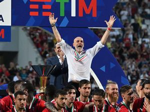 Milan Juara Liga Italia, Pioli Dedikasikan Scudetto buat Mendiang Ayah
