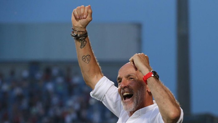 REGGIO NELLEMILIA, ITALY - MAY 22: Stefano Pioli Head coach of AC Milan celebrates as he makes his way to the podium for the trophy presentation following the Serie A match between US Sassuolo and AC Milan at Mapei Stadium - Citta del Tricolore on May 22, 2022 in Reggio nellEmilia, Italy. (Photo by Jonathan Moscrop/Getty Images)