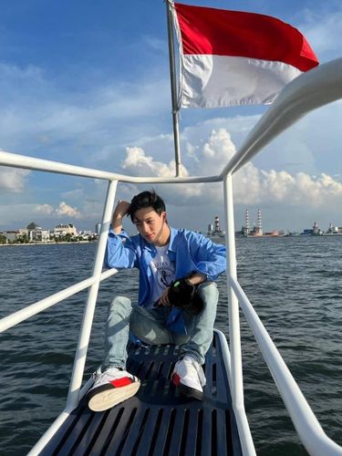 Tampan Pose di Kapal, Unggahan Jeno NCT dengan Bendera Indonesia Disorot