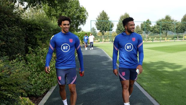 ENFIELD, ENGLAND - SEPTEMBER 06: Trent Alexander-Arnold and Reece James of England walk at Tottenham Hotspur Training Centre on September 06, 2021 in Enfield, England. (Photo by Eddie Keogh - The FA/The FA via Getty Images)