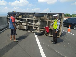 Pecah Ban, Truk Terguling di Tol Purwodadi-Malang KM 68