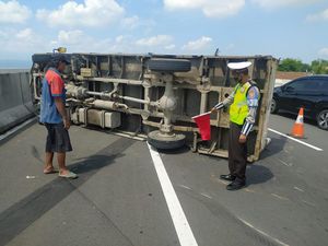 Pecah Ban, Truk Terguling di Tol Purwodadi-Malang KM 68 Pecah Ban, Truk Terguling di Tol Purwodadi-Malang KM 68