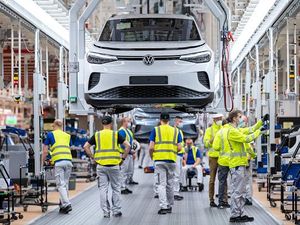 VW Kebut Produksi 800 Ribu Mobil Listrik, Lihat Kesibukan di Pabriknya VW Kebut Produksi 800 Ribu Mobil Listrik, Lihat Kesibukan di Pabriknya