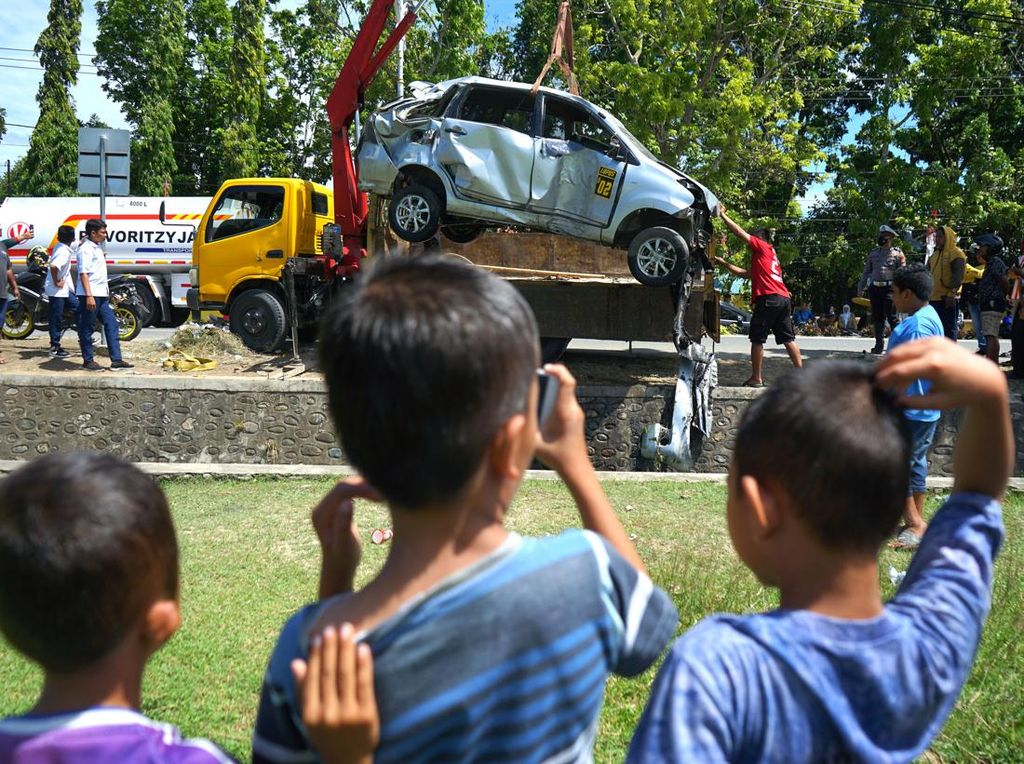 Ada Mobil Nyemplung ke Selokan di Gorontalo, Kenapa Ya? Ada Mobil Nyemplung ke Selokan di Gorontalo, Kenapa Ya?