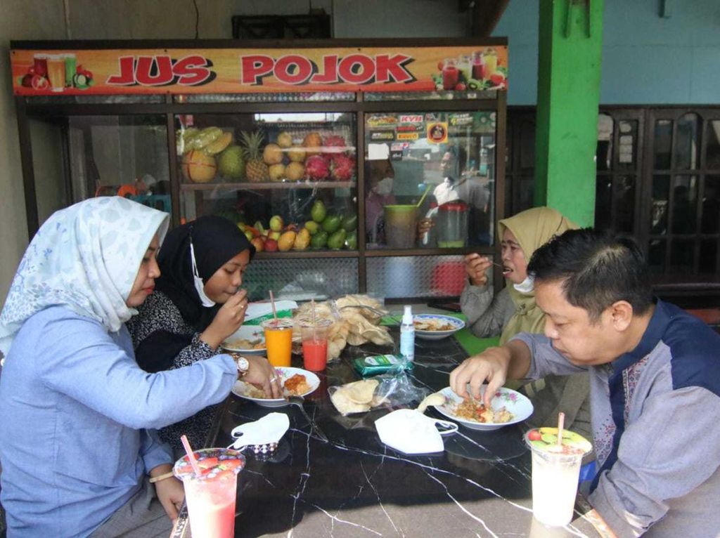 Dorong Usaha Kecil, Walkot Mojokerto Ajak Keluarga Sarapan di Warung Dorong Usaha Kecil, Walkot Mojokerto Ajak Keluarga Sarapan di Warung