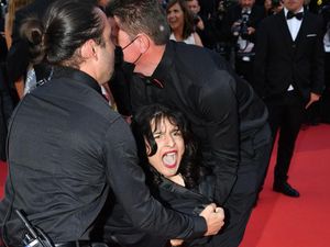 Foto: Detik-detik Wanita Tanpa Busana Ditangkap di Red Carpet Cannes