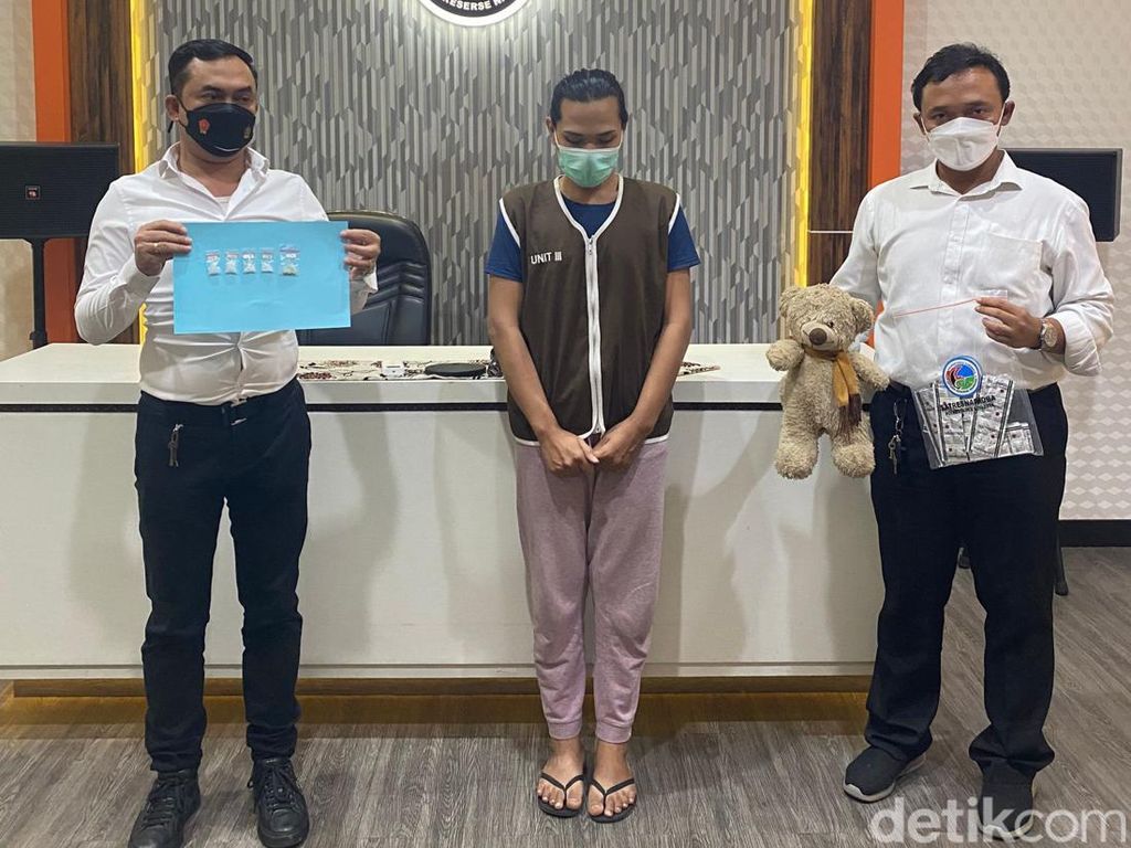 Waria Surabaya Ditangkap Gegara Narkoba Sembunyikan Sabu di Boneka Beruang