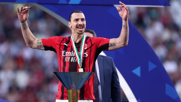 REGGIO NELLEMILIA, ITALY - MAY 22: Zlatan Ibrahimovic of AC Milan  celebrates with the trophy after winning the championship after the Serie A match between US Sassuolo and AC Milan at Mapei Stadium - Citta del Tricolore on May 22, 2022 in Reggio nellEmilia, Italy. (Photo by Sportinfoto/vi/DeFodi Images via Getty Images)