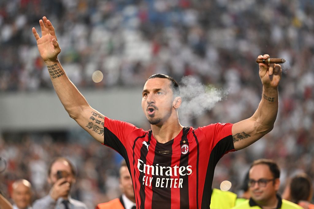 REGGIO NELL'EMILIA, ITALY - MAY 22: Zlatan Ibrahimovic of AC Milan celebrates with a cigar after their side finished the season as Serie A champions during the Serie A match between US Sassuolo and AC Milan at Mapei Stadium - Citta' del Tricolore on May 22, 2022 in Reggio nell'Emilia, Italy. (Photo by Chris Ricco/Getty Images)