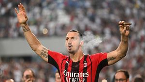 Gaya Ibrahimovic Isap Cerutu Usai AC Milan Juara Liga Italia