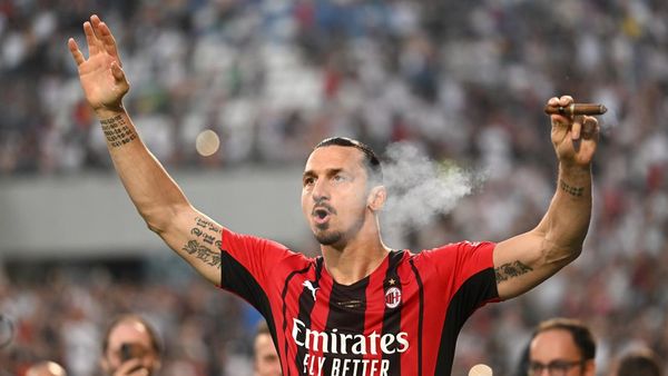 Gaya Ibrahimovic Isap Cerutu Usai AC Milan Juara Liga Italia