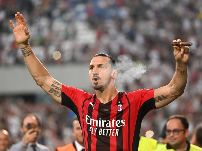 REGGIO NELL'EMILIA, ITALY - MAY 22: Zlatan Ibrahimovic of AC Milan celebrates with a cigar after their side finished the season as Serie A champions during the Serie A match between US Sassuolo and AC Milan at Mapei Stadium - Citta' del Tricolore on May 22, 2022 in Reggio nell'Emilia, Italy. (Photo by Chris Ricco/Getty Images)