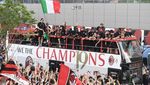 Foto Parade Bus AC Milan, Sang Juara Liga Italia!