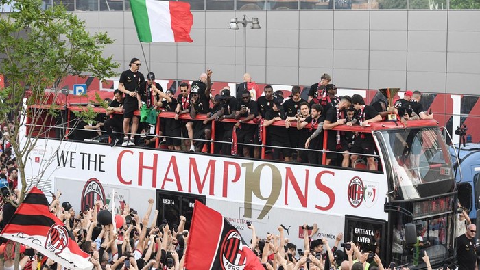 AC Milan players parade with the Scudetto Trophy on a double decker bus in Milan, on May 23, 2022 one day after AC Milan won the Italian Serie A football match between Sassuolo and AC Milan. (Photo by Piero CRUCIATTI / AFP) (Photo by PIERO CRUCIATTI/AFP via Getty Images)