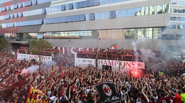 AC Milan AC Milan players parade with the Scudetto Trophy on a double decker bus in front of the club's headquarters Casa Milan in Milan, on May 23, 2022 one day after AC Milan won the Italian Serie A football match between Sassuolo and AC Milan. (Photo by Piero CRUCIATTI / AFP) (Photo by PIERO CRUCIATTI/AFP via Getty Images)
