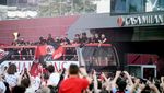 Foto Parade Bus AC Milan, Sang Juara Liga Italia!