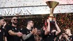 Foto Parade Bus AC Milan, Sang Juara Liga Italia!