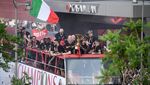 Foto Parade Bus AC Milan, Sang Juara Liga Italia!