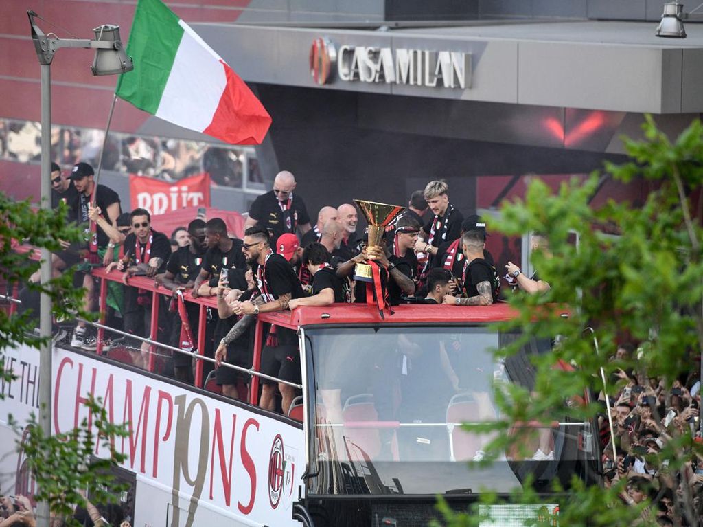 Foto Parade Bus AC Milan, Sang Juara Liga Italia!
