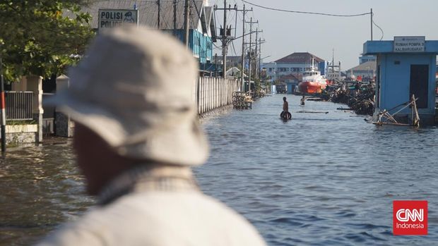 Genangan banjir rob masih melumpuhkan kawasan industri Pelabuhan Tanjung Mas Semarang pada Selasa (24/5).