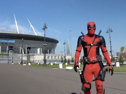 Penampakan Deadpool Jadi-jadian Mau Pamitan di Depan Stadion