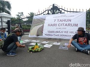 Kala Pegiat Lingkungan Tumpengan Depan Gesat Kritisi Citarum Harum Kala Pegiat Lingkungan Tumpengan Depan Gesat Kritisi Citarum Harum
