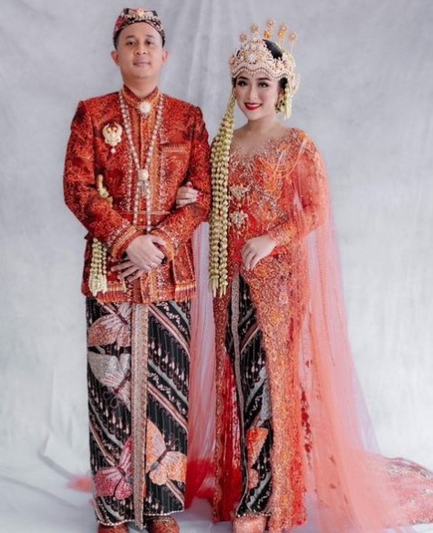 Assyifa Nur'aini mengenakan busana pengantin tradisional Sunda dengan warna dominan oranye