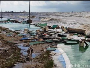 Banjir Rob-Gelombang Tinggi Rusak Fasilitas Olahraga di Tuban Banjir Rob-Gelombang Tinggi Rusak Fasilitas Olahraga di Tuban