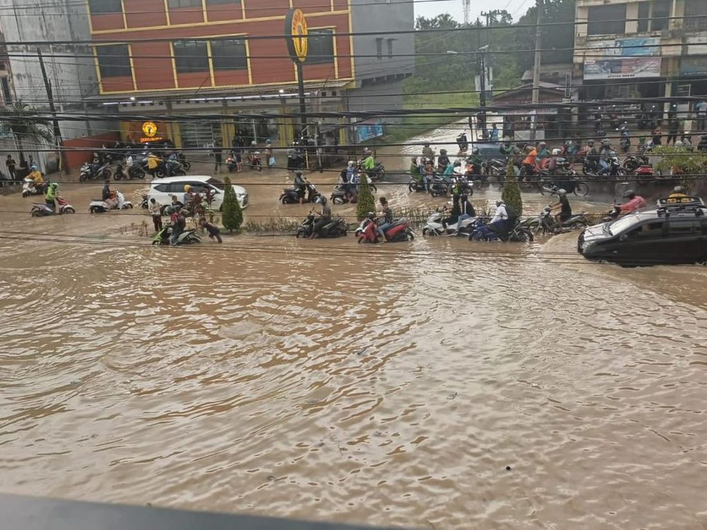 Jalan di Kota Jambi Terendam Banjir Akibat Hujan Lebat