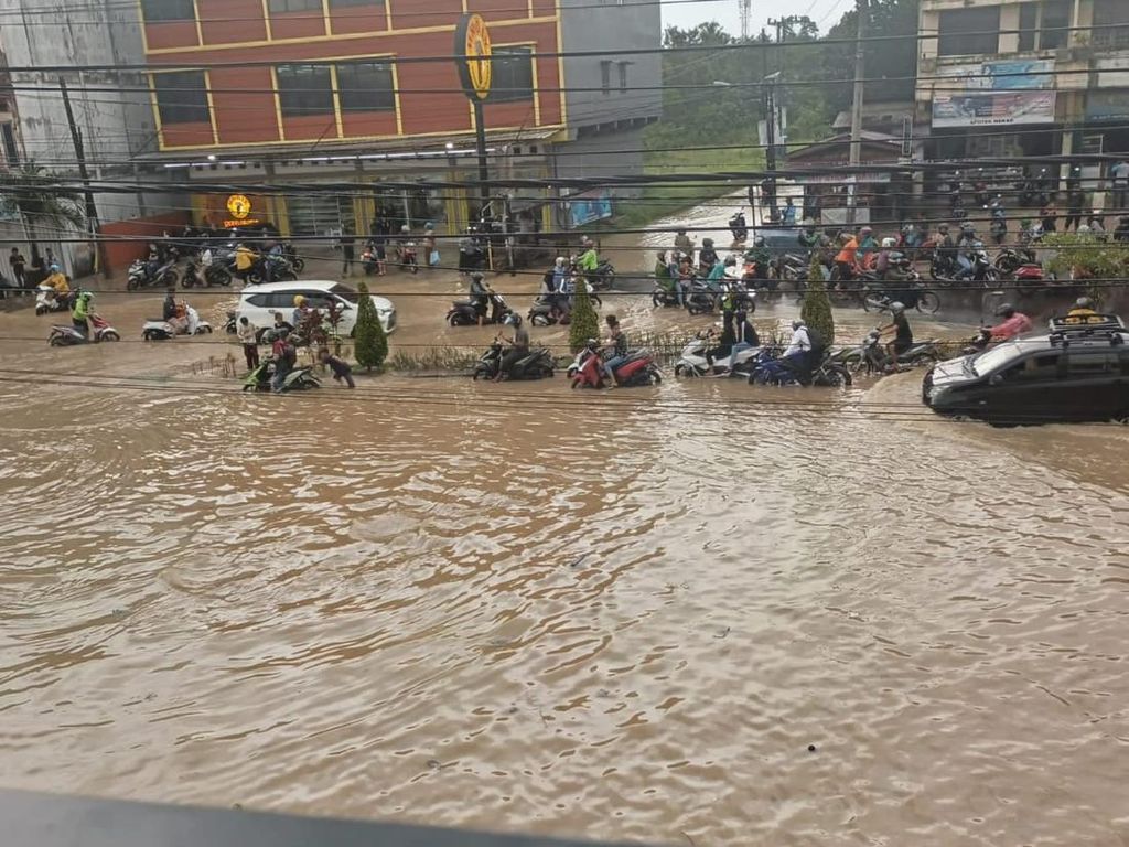 Hujan di Jambi, Pemukiman Warga Terendam Banjir Hujan di Jambi, Pemukiman Warga Terendam Banjir