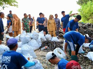 Banyuwangi-Sungai Watch Bersihkan Sungai Alas Purwo untuk WSL