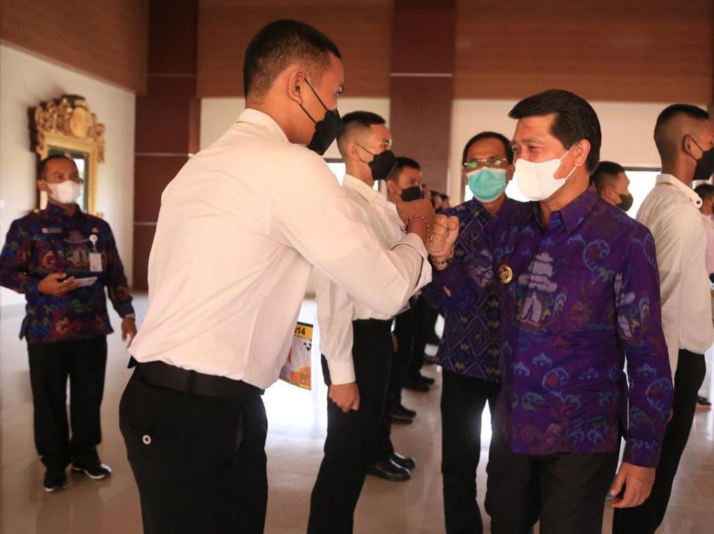 Bupati Klungkung Beri Motivasi 20 Calon Polisi dari Pulau Terluar Bupati Klungkung Beri Motivasi 20 Calon Polisi dari Pulau Terluar