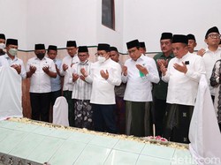 Ziarah ke Makam Kiai Hamid Pasuruan, Cak Imin: Ulama Harus Diteladani!